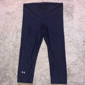 Navy Under Armour Cropped Leggings- Medium 💛